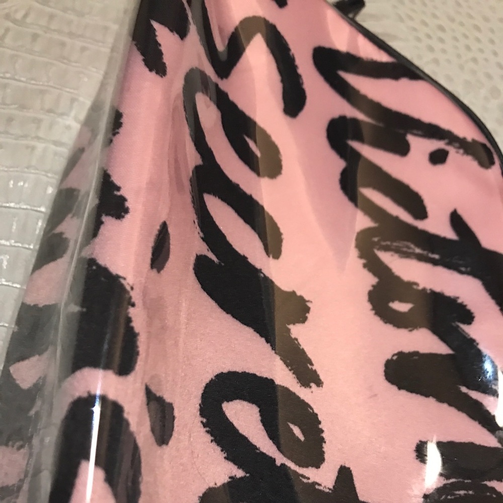 ⭐️NEW⭐️Victoria’s Secret Make-up Bag - Picture 2 of 5